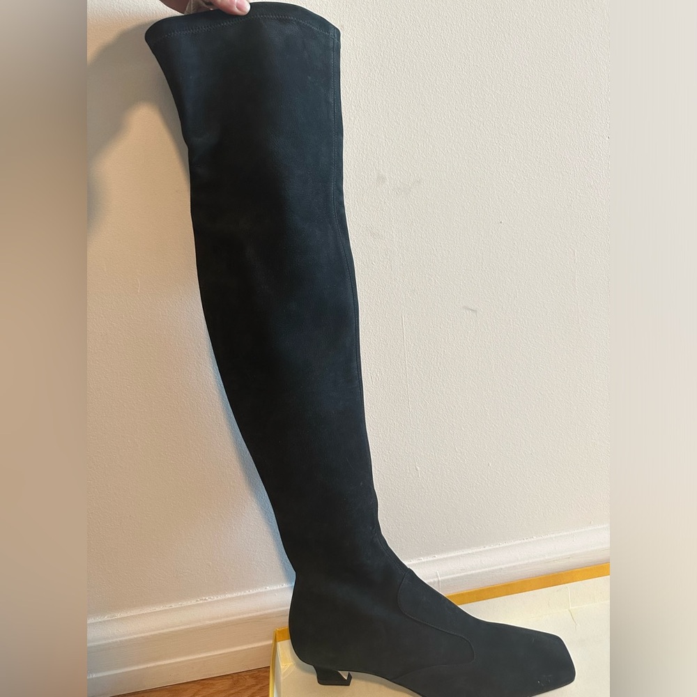 Fendi over-the-knee suede boots with kitten heel. Size 38.5 IT. Never Worn.